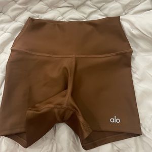 Alo brown biker shorts 4”